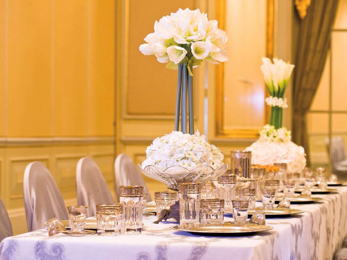 Moevenpick Hotel Khobar Extérieur photo A table set for a formal dinner