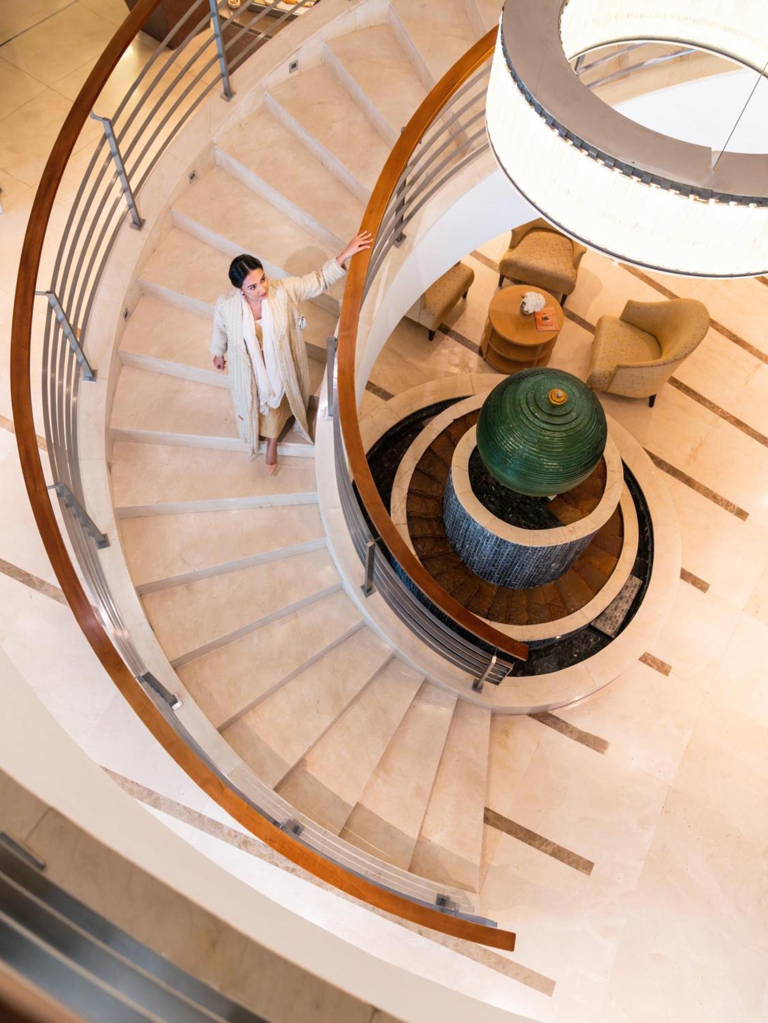 Moevenpick Hotel Khobar Extérieur photo The staircase