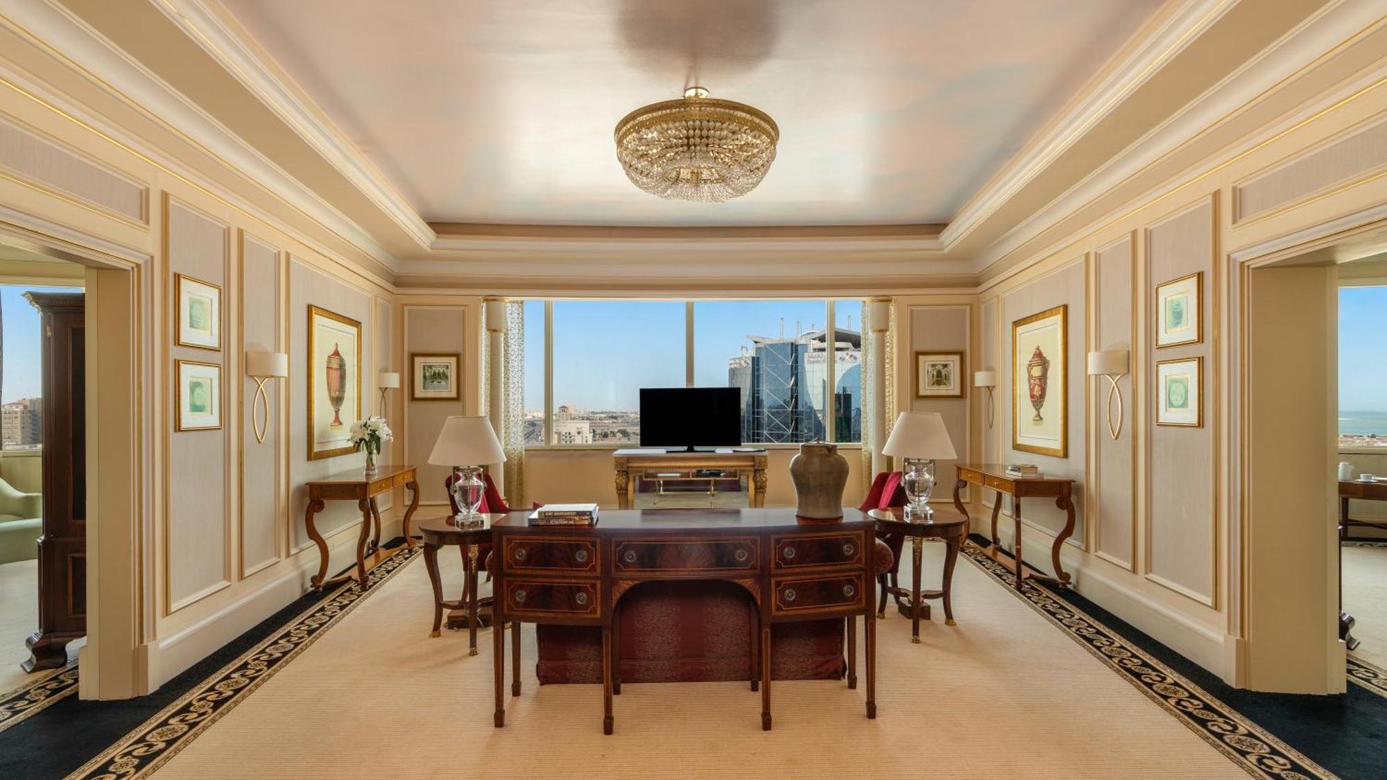 Moevenpick Hotel Khobar Extérieur photo The study of a Presidential Suite