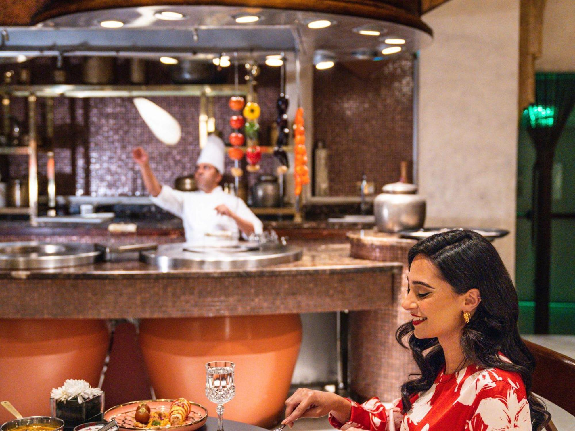 Moevenpick Hotel Khobar Extérieur photo A woman dining at a restaurant